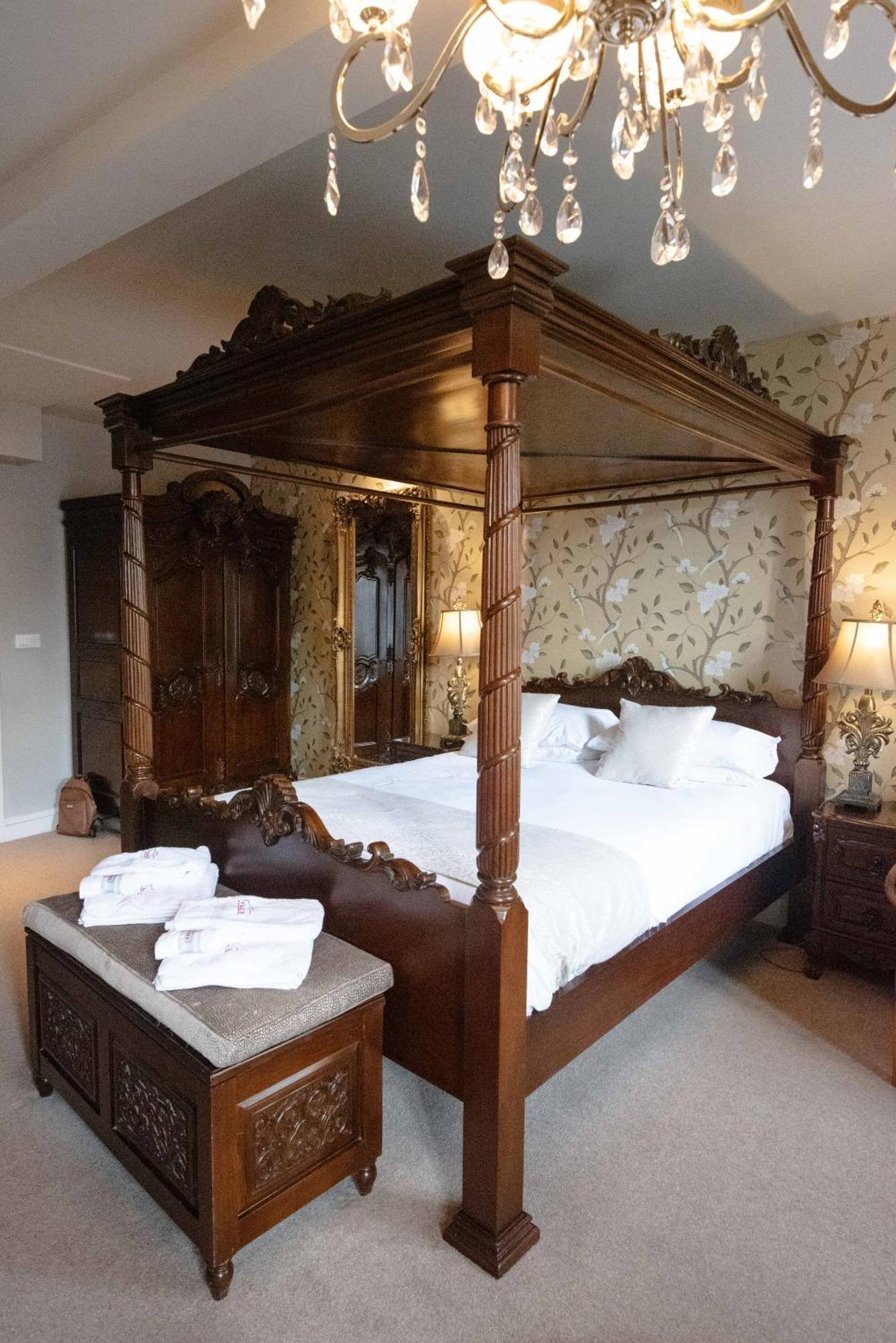 Logis Hotel De France La Chartre-sur-le-Loir Bagian luar foto