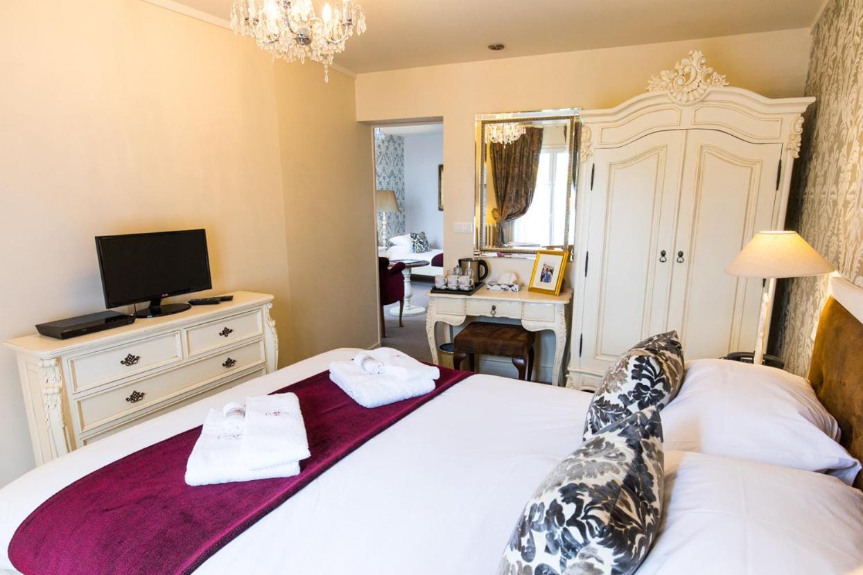 Logis Hotel De France La Chartre-sur-le-Loir Bagian luar foto